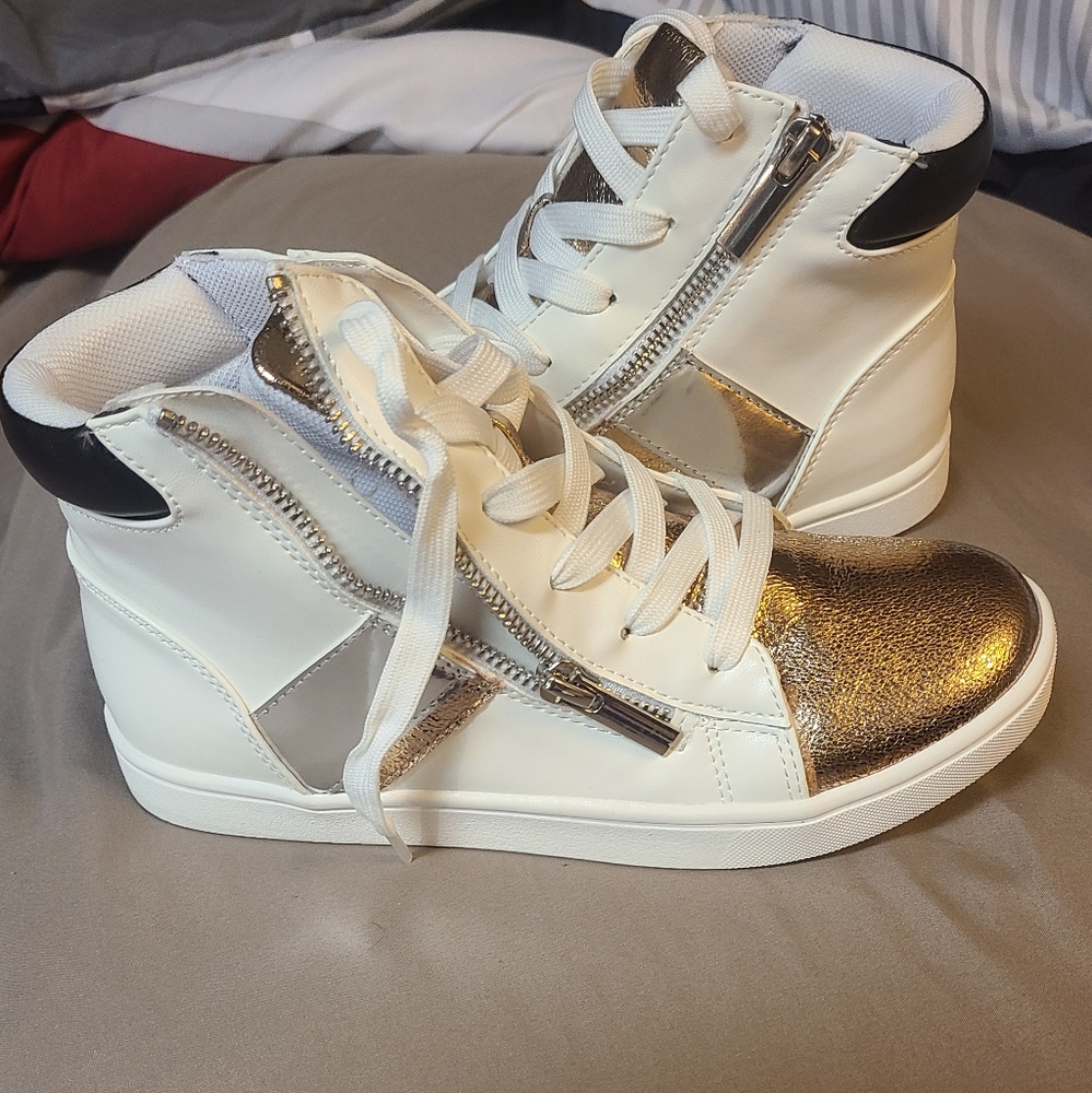 Girls shoes & scrunchies